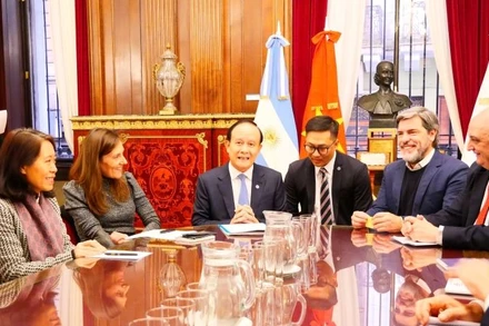 Đoàn đại biểu thành phố Hà Nội làm việc với lãnh đạo Chính quyền thành phố Buenos Aires (Argentina). (Ảnh: Đỗ Trường)