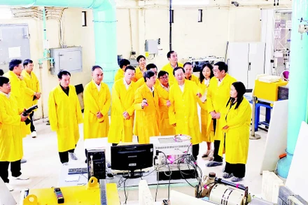 Lãnh đạo Trung ương và chuyên gia tham quan lò phản ứng hạt nhân Đà Lạt.