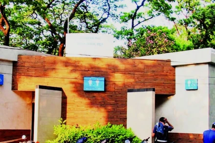 Nhà vệ sinh công cộng tại Công viên Lê Văn Tám, Quận 3 đầu tư theo mô hình xã hội hóa, góp phần hình thành nhà vệ sinh công cộng văn minh, tiện lợi phục vụ cộng đồng. (Ảnh ANH THẾ)