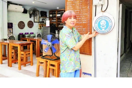 Quán cà-phê 111 phố Trúc Bạch của chị Đào Thị Nga là một trong những cửa hàng đầu tiên tham gia mô hình "Free Restroom"