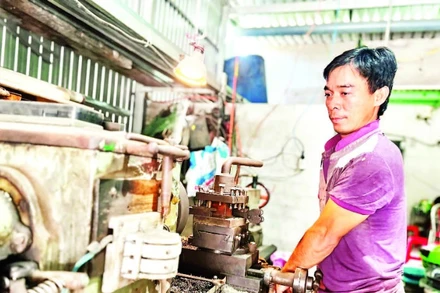 Người dân xã đảo Thạnh An có nhiều lựa chọn để phát triển sản xuất kể từ khi có nguồn điện lưới ổn định.