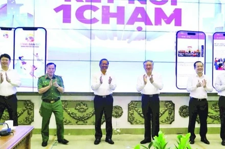 Đại diện lãnh đạo Chính phủ và Thành phố Hồ Chí Minh thực hiện nghi thức ra mắt "Ứng dụng công dân số".