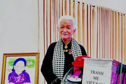 Họa sĩ Đặng Ái Việt vẫn miệt mài thực hiện dự án vẽ tranh Mẹ Việt Nam Anh hùng trên khắp mọi miền Tổ quốc.