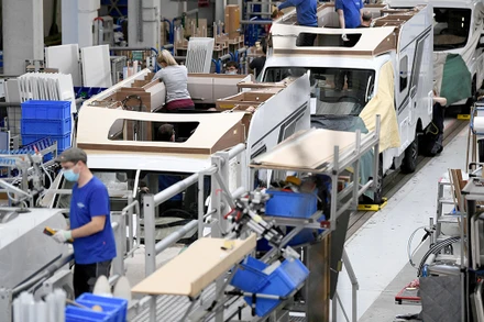 Công nhân làm việc tại một nhà máy ở gần Passau, Ðức. (Ảnh REUTERS)