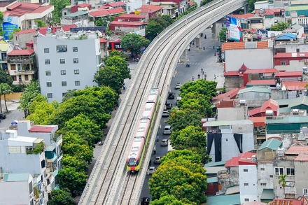 Tuyến đường sắt đô thị Nhổn-ga Hà Nội vận hành giúp hạn chế tình trạng ùn tắc giao thông các tuyến đường phía tây Hà Nội. (Ảnh THỦY NGUYÊN)