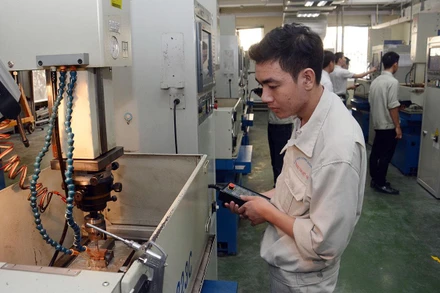 Giờ thực hành gia công cơ khí của sinh viên Trung tâm Việt-Nhật, Trường đại học Công nghiệp Hà Nội. (Ảnh MINH HÀ)