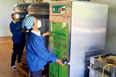 Quy trình sấy sản phẩm tại Hợp tác xã Dược liệu Cự Nẫm (huyện Bố Trạch).