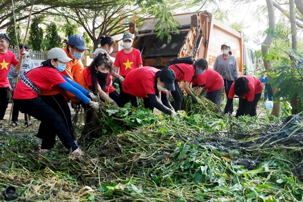 Ðoàn viên, thanh niên TP Hồ Chí Minh tham gia vệ sinh tuyến kênh Rạch Lăng 2.