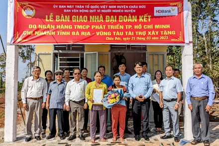 Ðại diện Mặt trận Tổ quốc huyện Châu Ðức (tỉnh Bà Rịa-Vũng Tàu), chính quyền xã Bàu Chinh và nhà tài trợ bàn giao nhà cho gia đình bà Lê Thị Mụn.