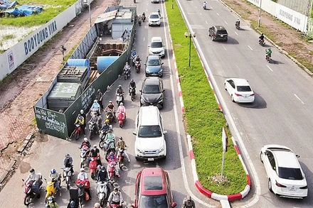 Một “lô cốt” gây ảnh hưởng giao thông trên đường Vũ Trọng Khánh, quận Hà Ðông.