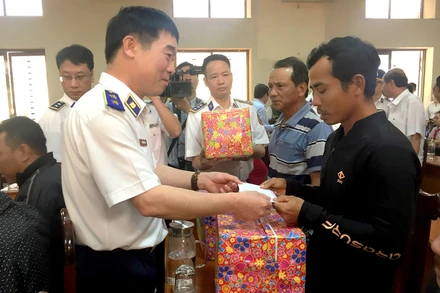 Trung tướng Bùi Quốc Oai, Chính ủy Cảnh sát biển tặng quà ngư dân có hoàn cảnh khó khăn tại huyện Côn Ðảo, tỉnh Bà Rịa-Vũng Tàu.