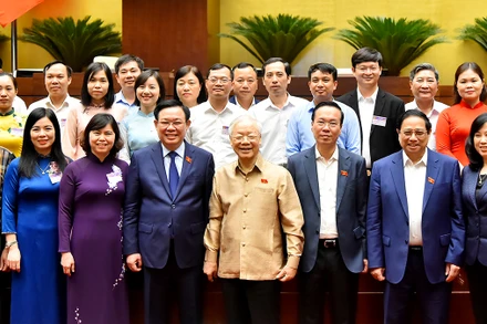 Tổng Bí thư Nguyễn Phú Trọng, Chủ tịch nước Võ Văn Thưởng, Thủ tướng Phạm Minh Chính, Chủ tịch Quốc hội Vương Ðình Huệ với các đại biểu tại phiên họp. (Ảnh MỸ HÀ)