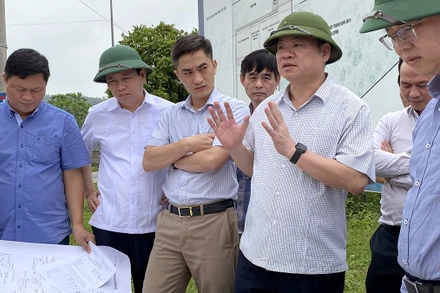 Bí thư Tỉnh ủy Bắc Kạn Hoàng Duy Chinh (hàng đầu, thứ tư từ trái sang) chỉ đạo lựa chọn hướng tuyến cao tốc Chợ Mới đến thành phố Bắc Kạn.