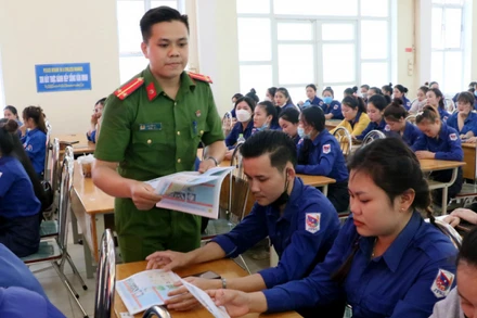 Một buổi truyền thông phòng chống tệ nạn ma túy do Tổng Liên đoàn Lao động Việt Nam phối hợp Bộ Công an tổ chức.