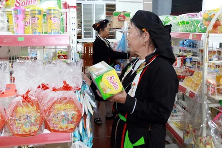 Ðồng bào Sán Dìu (xã Tam Quan, huyện Tam Ðảo, tỉnh Vĩnh Phúc) mua hàng tại cửa hàng tiện lợi. (Ảnh THẾ HÙNG)