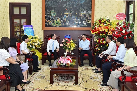 Các cơ quan, đơn vị thăm và chúc mừng Báo Nhân Dân nhân dịp 21/6