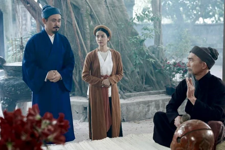 Cảnh trong phim “Hồng Hà nữ sĩ”. (Ảnh do ÐOÀN PHIM CUNG CẤP)