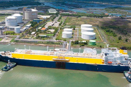 Tàu vận chuyển khí tự nhiên hóa lỏng (LNG) cập vào cảng Cái Mép (Bà Rịa-Vũng Tàu). (Ảnh NGỌC THANH)