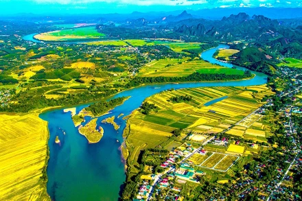 Sông Lam (sông Cả) bắt nguồn từ Lào, chảy qua hai tỉnh Nghệ An và Hà Tĩnh rồi đổ ra Biển Ðông. (Ảnh Quang Dũng)