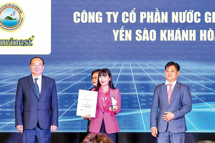 Chủ tịch Hội đồng quản trị SANVINEST Trịnh Thị Hồng Vân được vinh danh Nhà lãnh đạo tiêu biểu Asia. Ảnh: Trà My