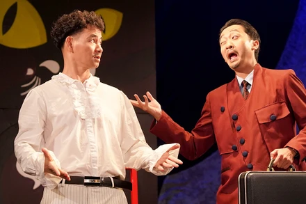 Cảnh trong vở hài kịch Quan thanh tra của Nhà hát Kịch Việt Nam.