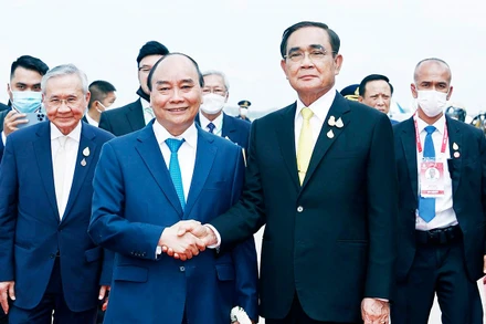 Thủ tướng Thái Lan Prayut Chan-o-cha đón Chủ tịch nước Nguyễn Xuân Phúc tại Sân bay Không quân Hoàng gia Thái Lan. (Ảnh TTXVN)