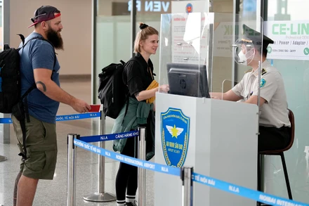 Khách du lịch quốc tế đến Việt Nam qua sân bay quốc tế Nội Bài (Hà Nội).