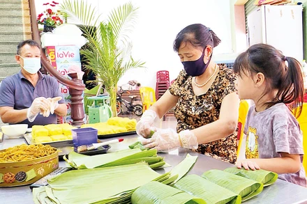 Làm bánh phu thê Ðình Bảng (huyện Từ Sơn, Bắc Ninh).