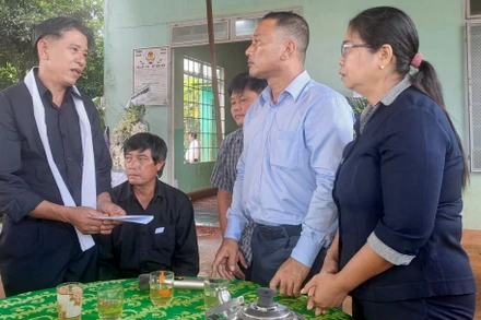 Ðại diện Ban Dân vận Tỉnh ủy và Ủy ban MTTQ Việt Nam tỉnh Ðắk Lắk chia sẻ với gia đình anh Lê Minh Vương (thôn 12, xã Ea Ktur, huyện Cư Kuin). (Ảnh: Báo Ðắk Lắk)