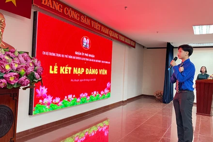 Ðồng chí Trần Ðức Anh tuyên thệ trong lễ kết nạp đảng viên do Quận ủy Phú Nhuận (Thành phố Hồ Chí Minh) tổ chức. (Ảnh MẠNH HẢO)