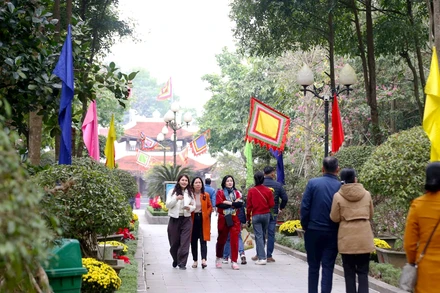 Du khách tham quan đền thờ Hoàng đế Quang Trung, thành phố Vinh. (Ảnh MINH QUÂN)