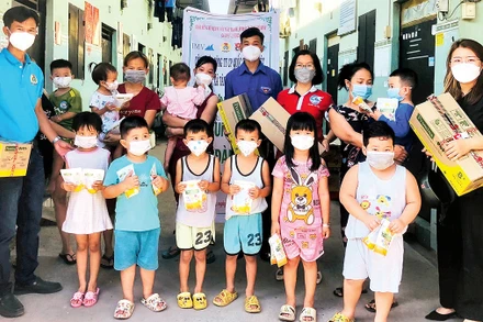 Công ty cổ phần Quốc tế Minh Việt tặng quà con của người lao động làm việc tại công ty.