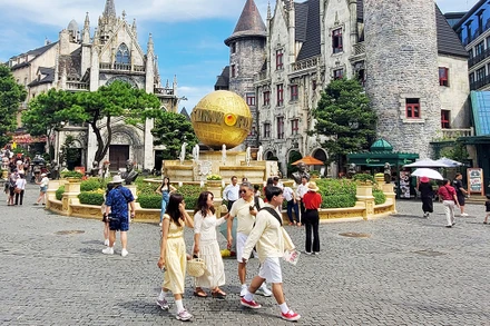 Du khách quốc tế tham quan Bà Nà Hills (Ðà Nẵng).