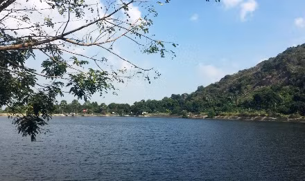 Các hồ nước tích trữ nước phục vụ sản xuất nông nghiệp.