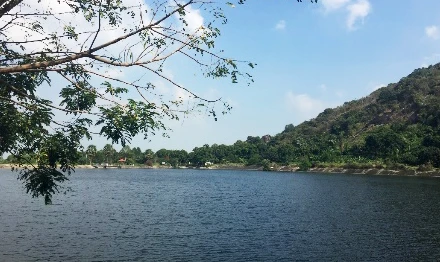 Các hồ nước tích trữ nước phục vụ sản xuất nông nghiệp.