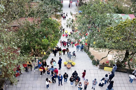 Du khách chiêm bái, thưởng ngoạn thắng cảnh Chùa Hương Tích, tỉnh Hà Tĩnh. (Ảnh ÐÌNH NHẤT)