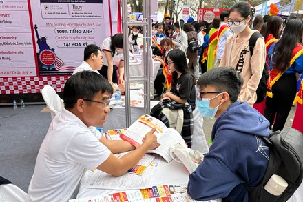 Tư vấn tuyển sinh tại Trường đại học Duy Tân.