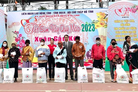 Nhiều gia đình dân tộc thiểu số được thăm hỏi, tặng quà tại chương trình “Tết sum vầy” huyện Di Linh, Lâm Ðồng.