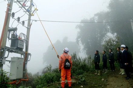 Khoảnh khắc đóng điện cho thôn Bản Giàng, xã Pa Cheo, huyện Bát Xát, tỉnh Lào Cai. (Ảnh CÔNG HẢI)