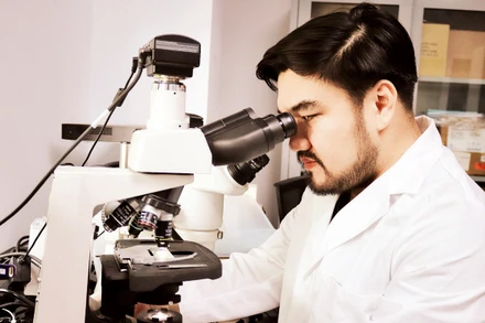 Tiến sĩ Chu Ðức Hà trong phòng nghiên cứu.