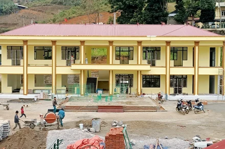 Trường Phổ thông dân tộc bán trú Trung học cơ sở xã Khánh Xuân, huyện Bảo Lạc, tỉnh Cao Bằng được xây dựng khang trang từ vốn phát triển vùng đồng bào dân tộc thiểu số. (Ảnh MINH TUẤN)