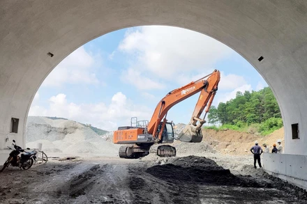 Thi công hầm đường bộ trên tuyến cao tốc bắc-nam.