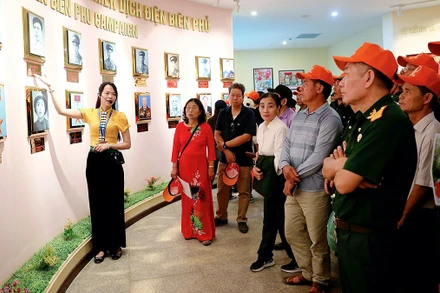 Thuyết minh viên Nguyễn Việt Hằng hướng dẫn du khách tham quan Bảo tàng Chiến thắng lịch sử Ðiện Biên Phủ.