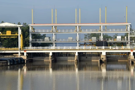 Cống Xuân Hòa, huyện Chợ Gạo (Tiền Giang) điều phối cung cấp nguồn nước ngọt cho dự án ngọt hóa Gò Công. (Ảnh Nguyễn Sự)