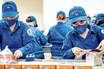 Công nhân Phân xưởng A17, Xí nghiệp Pháo hoa-Thuốc nổ, Nhà máy Z121, Tổng cục Công nghiệp quốc phòng (Bộ Quốc phòng), sản xuất sản phẩm pháo hoa giàn phun viên. (Ảnh PHẠM MƯỜI)