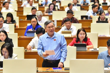 Ðại biểu Quốc hội tỉnh Kon Tum phát biểu ý kiến trong phiên thảo luận về dự thảo Luật Công đoàn (sửa đổi). (Ảnh THỦY NGUYÊN)