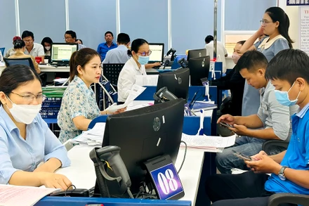 Giải quyết thủ tục hành chính tại Trung tâm Phục vụ-kiểm soát thủ tục hành chính tỉnh Quảng Ngãi. 