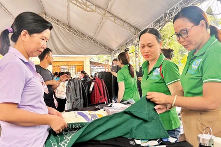 Các doanh nghiệp tham gia gian hàng bình ổn giá tại Quận 8.