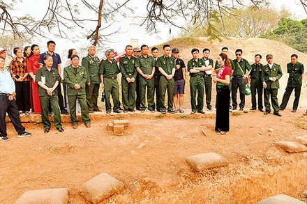 Đoàn cựu chiến binh tham quan khu di tích Đồi A1. Ảnh: ĐĂNG KHOA