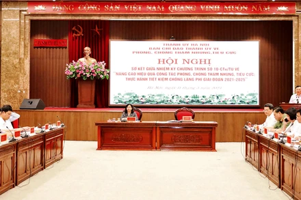 Lãnh đạo thành phố phát biểu tại hội nghị sơ kết giữa nhiệm kỳ Chương trình số 10. (Ảnh ÐĂNG ANH)